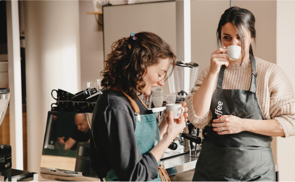 2 personnes qui préparent un café pendant la formation en analyse et évaluation sensorielle à l'école café MaxiCoffee